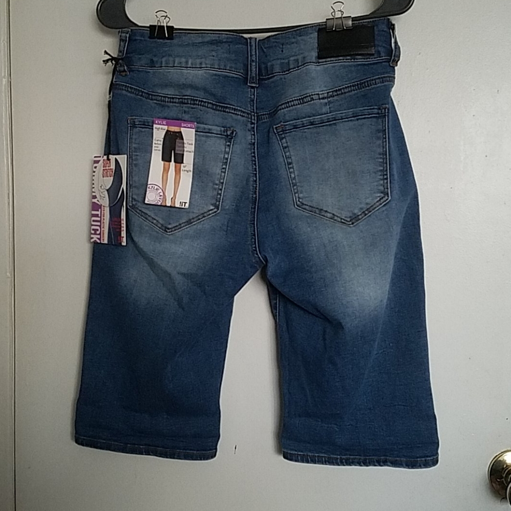 !iT Shorts - Picture 9 of 16